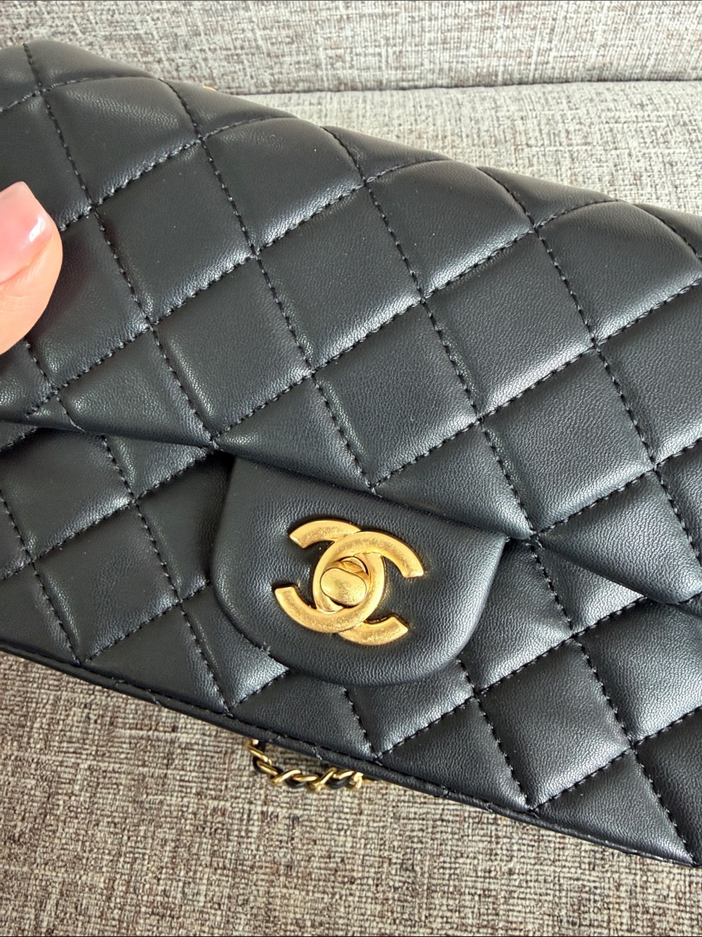 CHANEL Black Quilted Crossbody Bag with Gold Chain & CC Lock - Picture 3 of 8